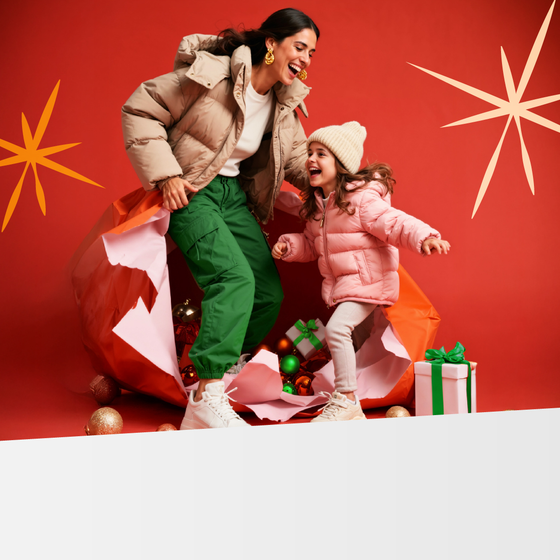 mama z córką śmieją się w świątecznym otoczeniu