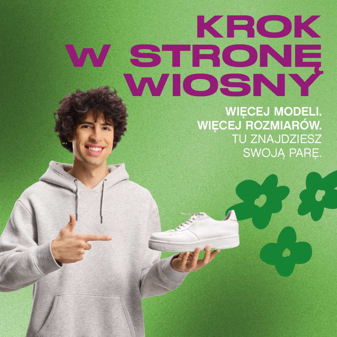 mężczyzna trzymający but