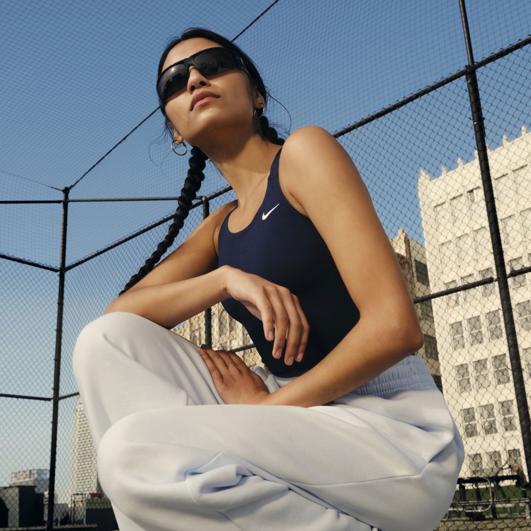 dziewczyna w ubraniach Nike