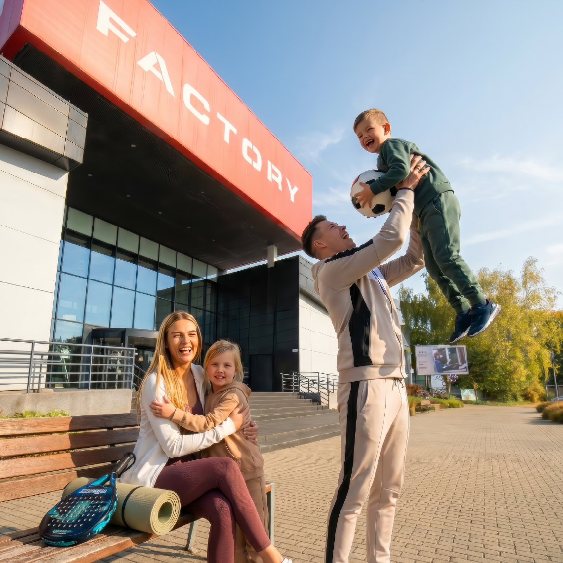 rodzina z budynkiem Factory w tle
