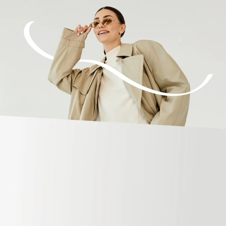 kobieta w kurtce i okularach przeciwsłonecznych