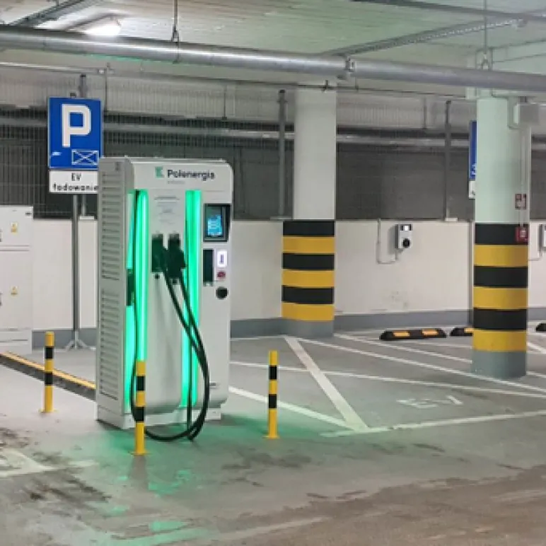 ładowarka elektryczna na parkingu