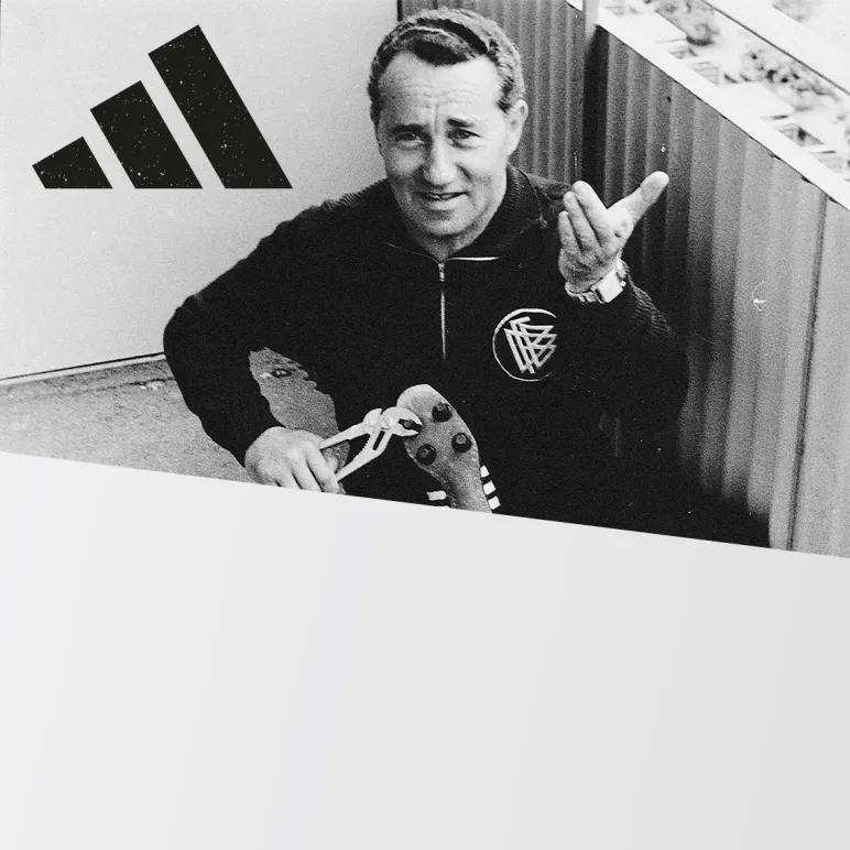 czarno-białe zdjęcie mężczyzny robiącego buty korki