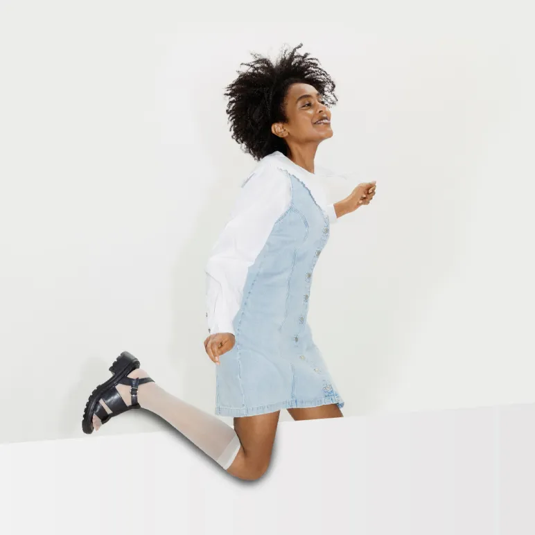 dziewczyna w butach marki Ryłko skacze