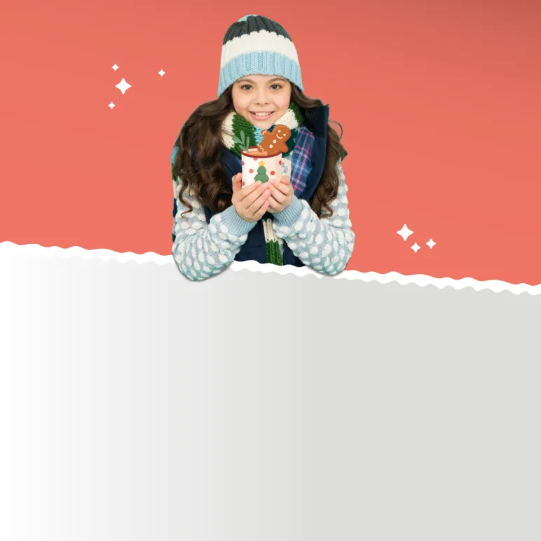 dziewczynka w czapce trzymająca kubek kakao