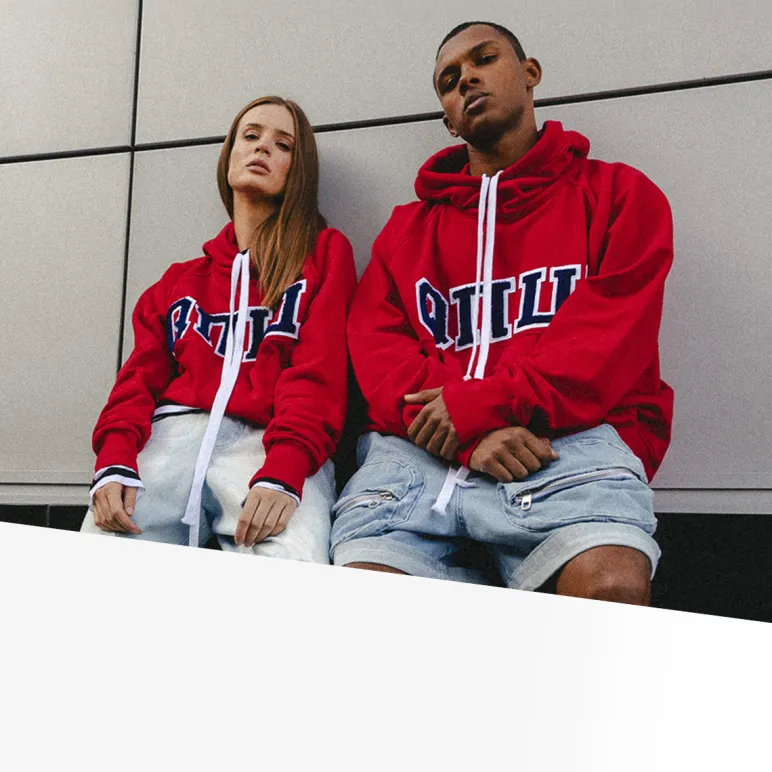 kobieta i mężczyzna w czerwonych bluzach marki Robert Kupisz