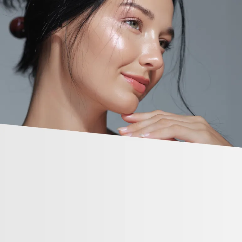 kobieta po pielęgnacji twarzy