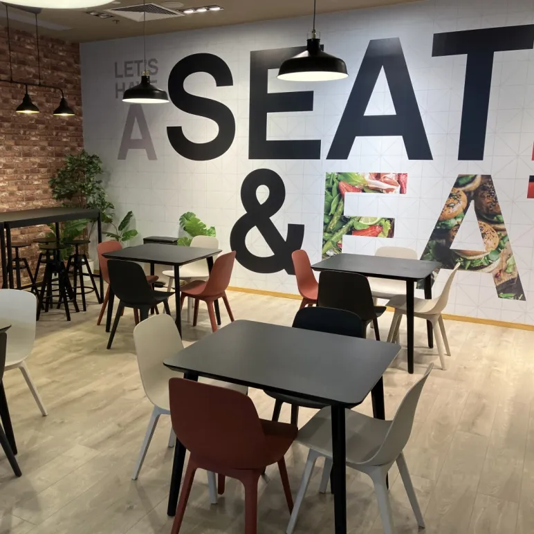 strefa ze stolikami do jedzenia posiłków