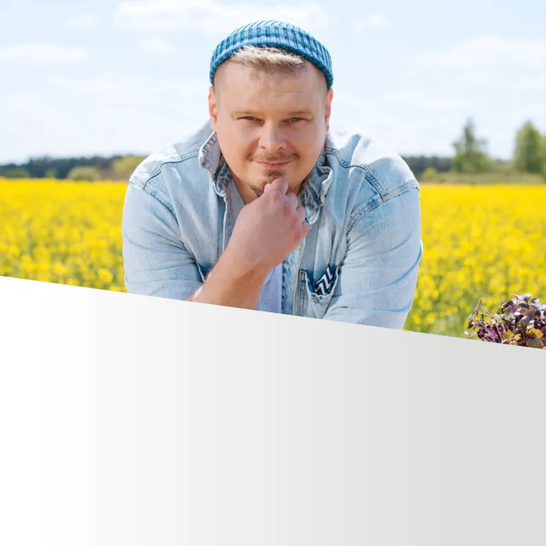 kucharz w polu rzepaku