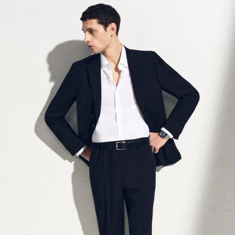 mężczyzna w garniturze