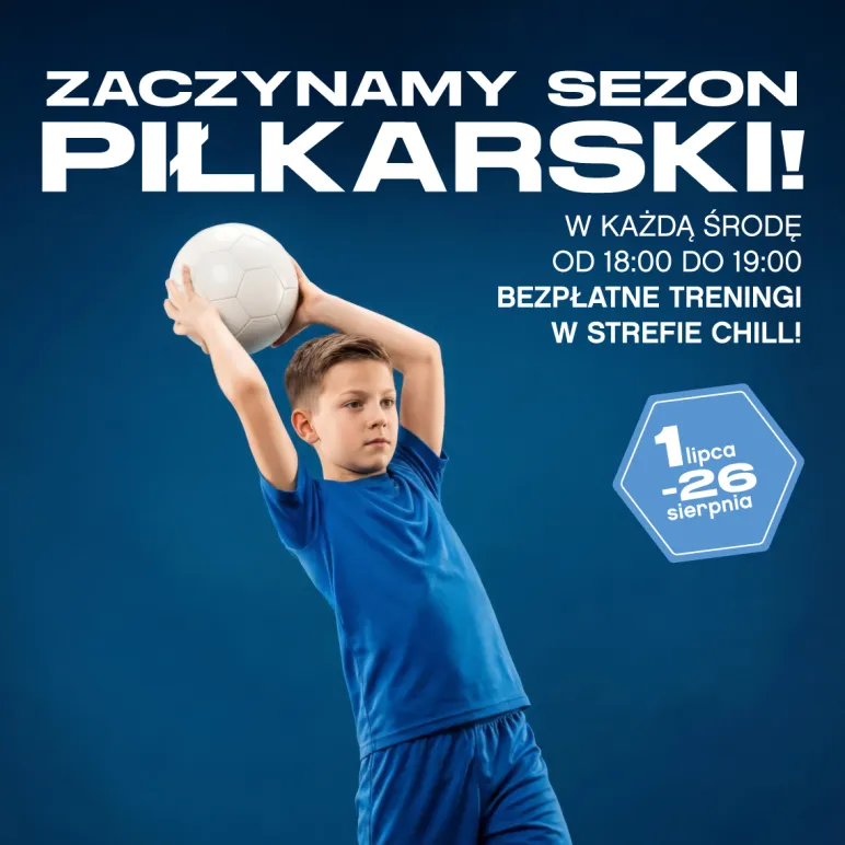 chłopiec z piłką do nogi