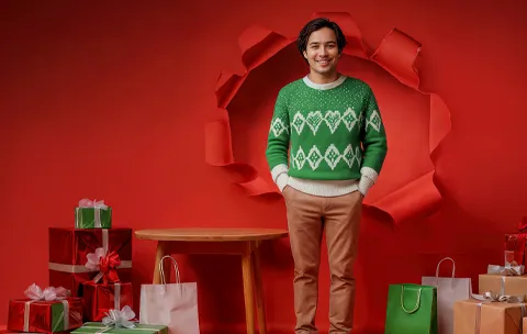 mężczyzna w świątecznym swetrze