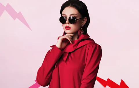 kobiety ubrana na czerwono na różowym tle