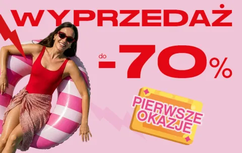 dziewczyna leży na dmuchanym kole